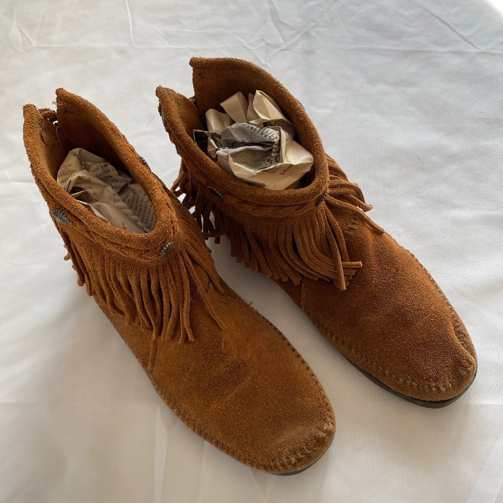 Minnetonka Back Zip Hardsole Boot size 8.5